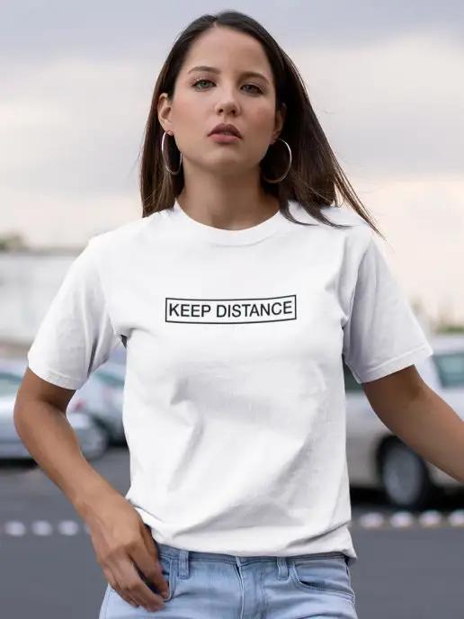 Футболка белая с надписью Keep Distance