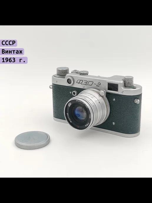 Фотоаппарат дальномерный "ФЭД-2" зеленого цвета с объективом