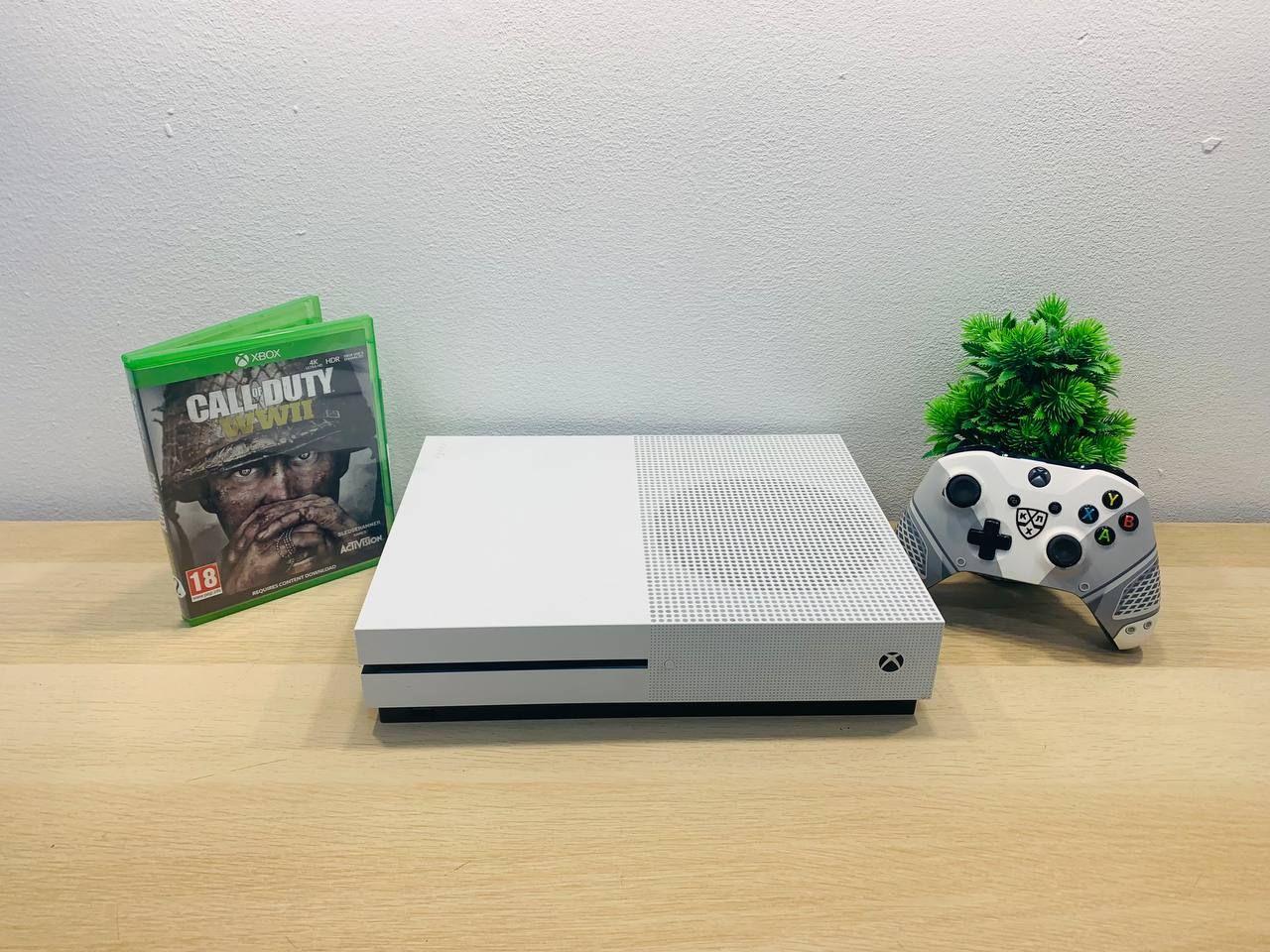 Игровая консоль Xbox One S 500 GB. 1 Беспроводной геймпад, 1 диск с игрой. Товар уцененный