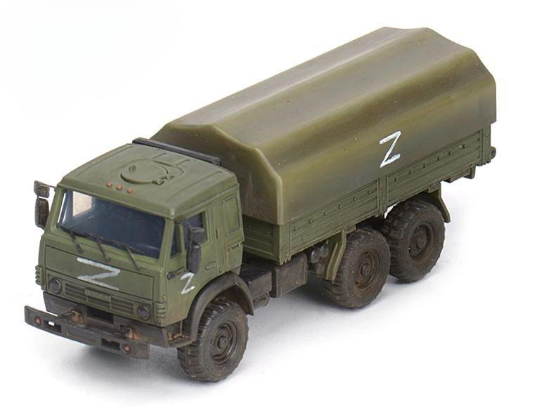 Сборная модель КамАЗ-5350 бортовой с тентом военный 1/72