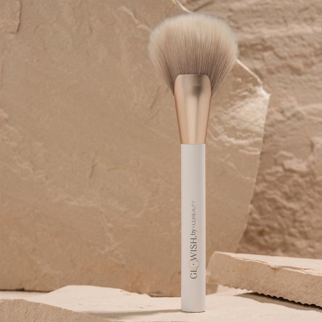 GLOWISH TINTED MOISTURIZER BRUSH Кисть для лица