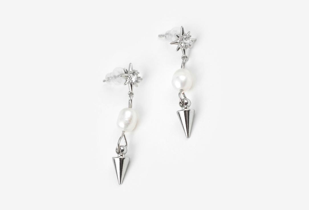 Stud earrings with pearls and spikes. 2 шт